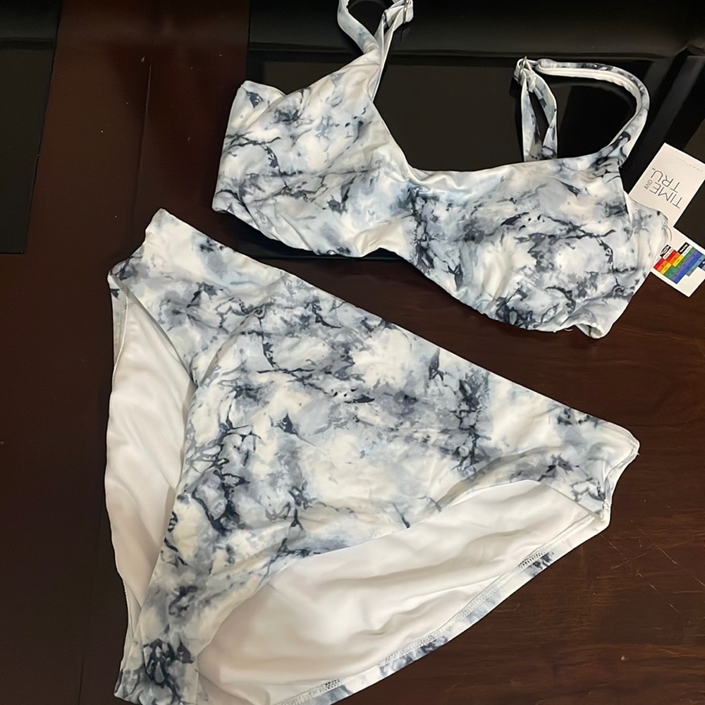 NEW! Womens 2 piece bath n suit.